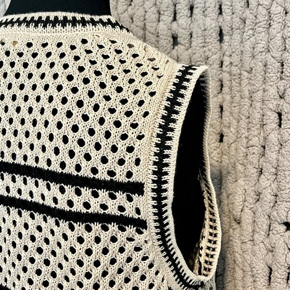 Solitaire Crochet Black & Cream Sleeveless Sweater – Size Large - Picture 10 of 11